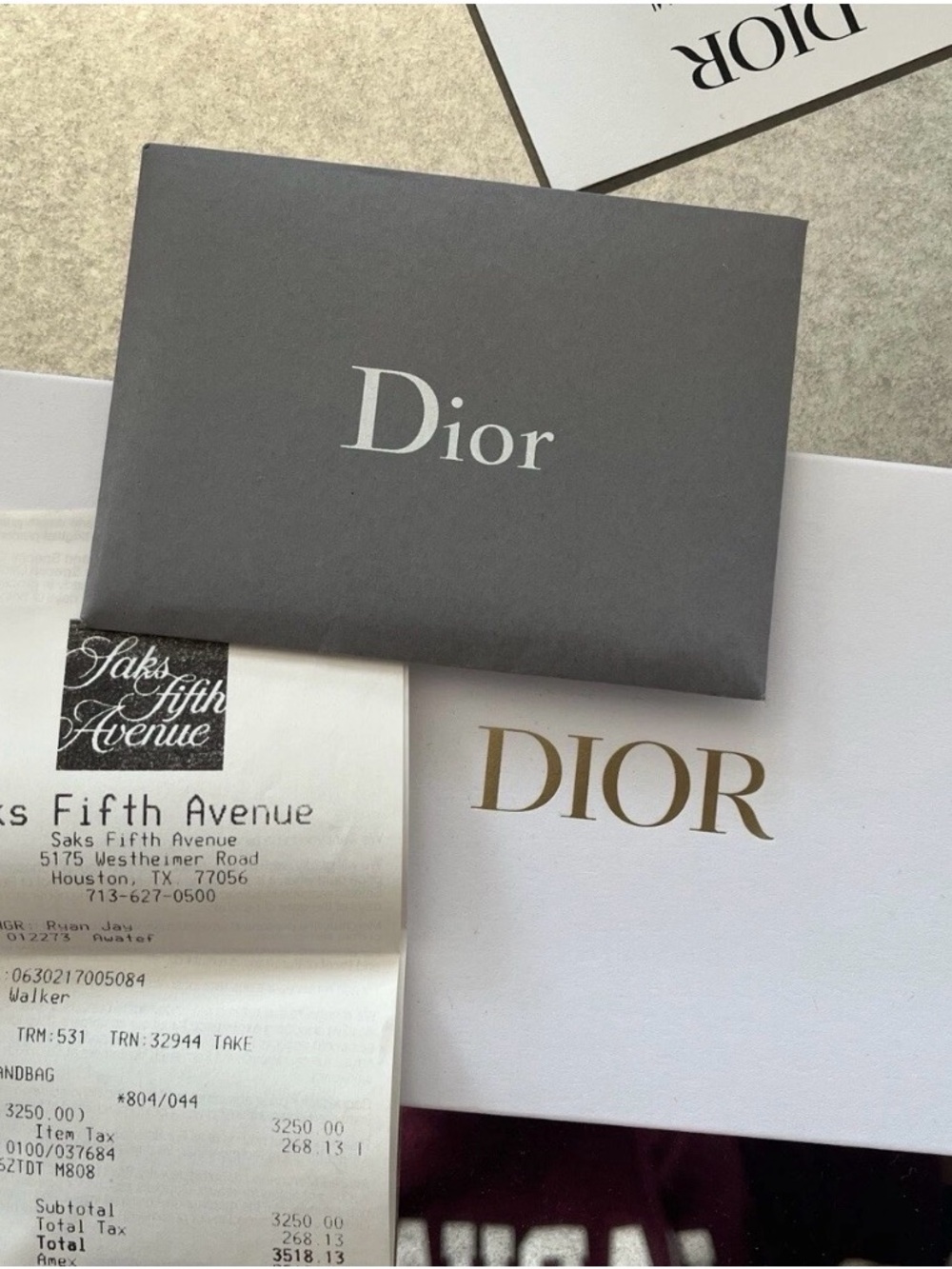 Dior gray and white gift box with gold logo - Picture 6 of 7